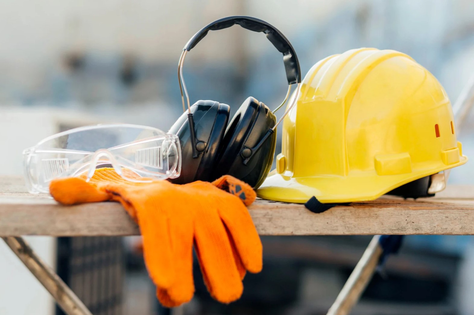 Obra en construcción moderna con medidas de seguridad